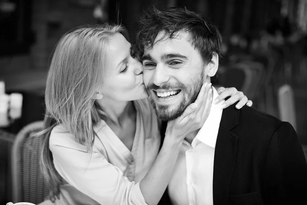 Ragazza abbracciare e baciare fidanzato — Foto Stock