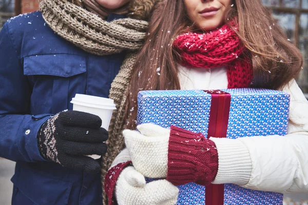 Frau mit Geschenkbox und Freund mit Kaffee — Stockfoto