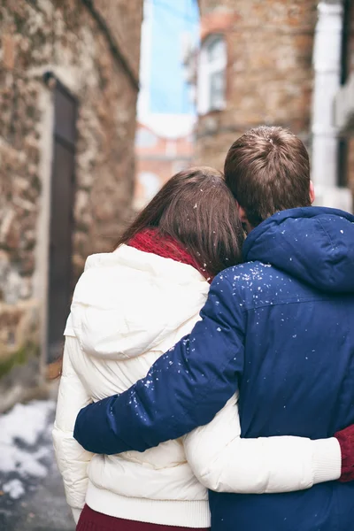 Vista trasera de pareja en ropa de invierno — Foto de Stock