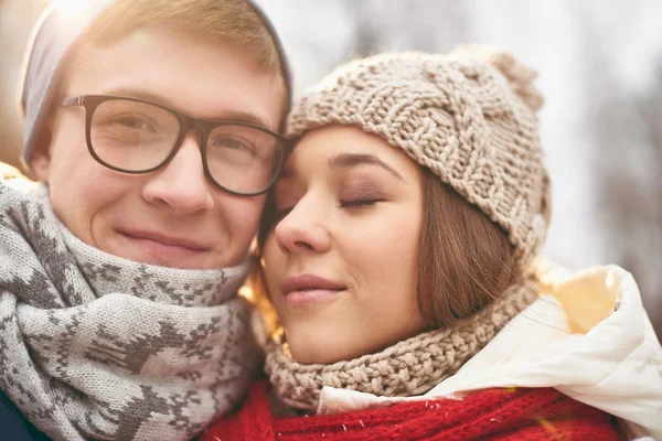 Jong paar in casual winterwear — Stockfoto