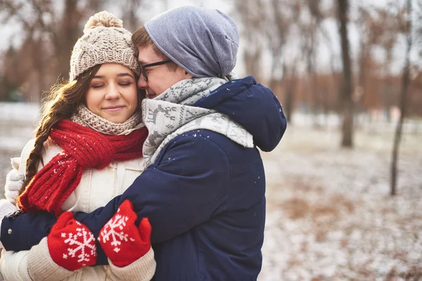 Young man embracing his girlfriend — Stock Photo, Image