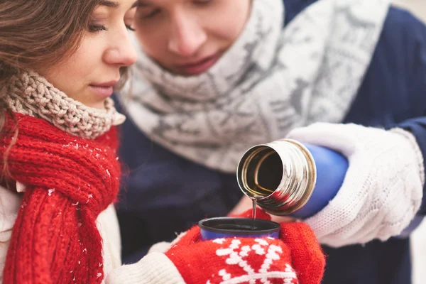 Couple going to drink hot tea in winter — Stock Photo, Image