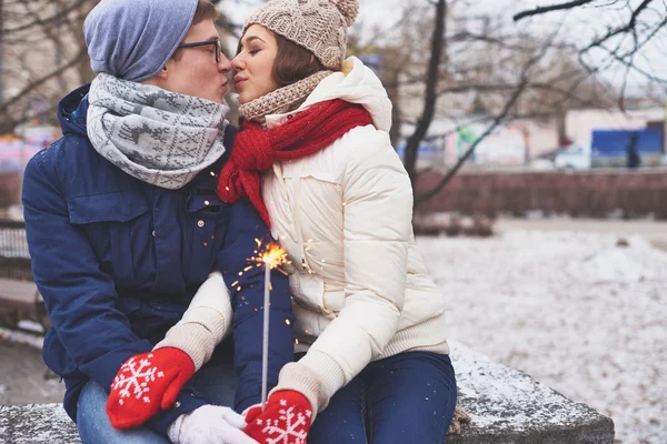 Couple with Bengal light kissing — Stock Photo, Image