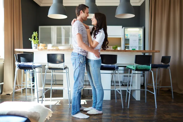 Mann und Frau schauen einander an — Stockfoto