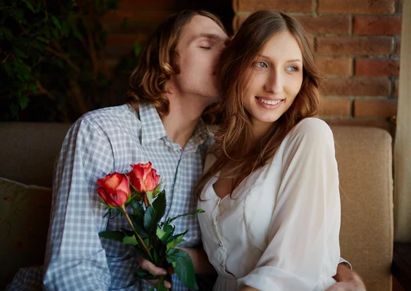 Man embracing his girlfriend — Stock Photo, Image