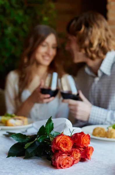 Färska rosor och unga datum — Stockfoto