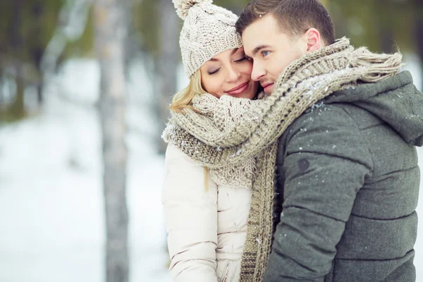 Man omhelst vriendin in de winter — Stockfoto