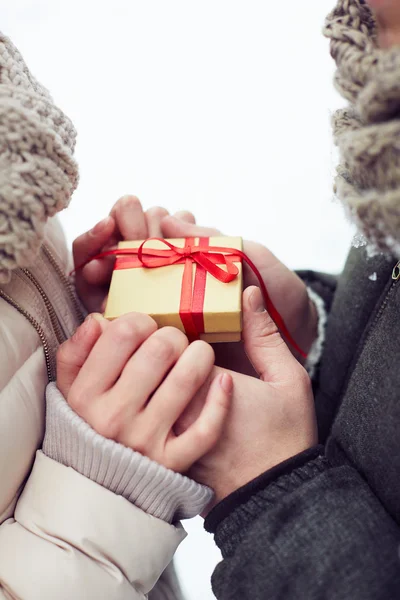 Man giving gift to girlfriend — Stock Photo, Image