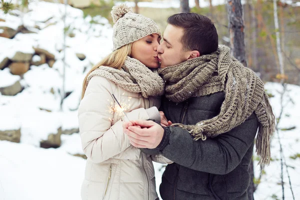 Casal beijando na floresta de inverno — Fotografia de Stock