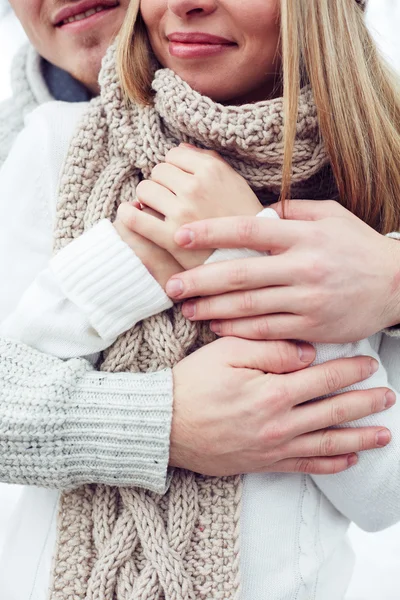 Casal abraçando em suéteres — Fotografia de Stock