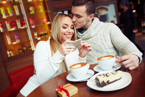 Paar kijken naar foto's in café — Stockfoto