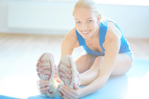 Mujer haciendo ejercicio de estiramiento — Foto de Stock