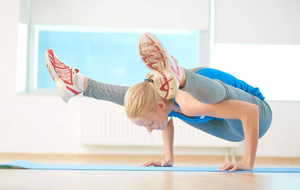 Agile blond kvinna i gym — Stockfoto
