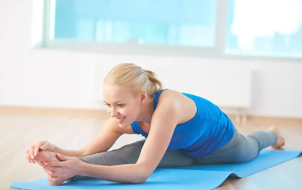 Donna che fa esercizio di stretching — Foto Stock