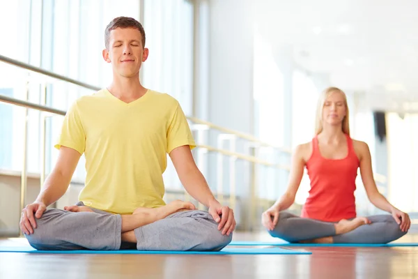 Hombre y mujer meditando —  Fotos de Stock