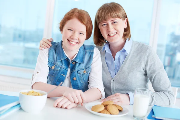 10 代の少女と朝食の間に母 — ストック写真