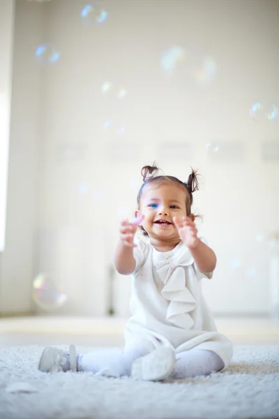 Meisje met plezier met zeepbellen — Stockfoto