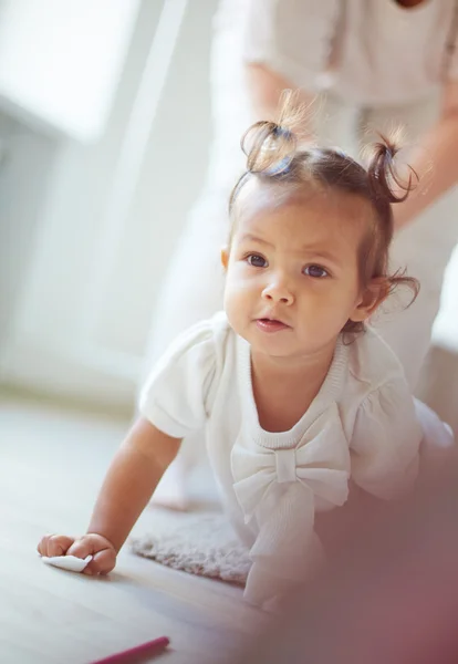 Girl creeping on the floor — Stock Photo, Image