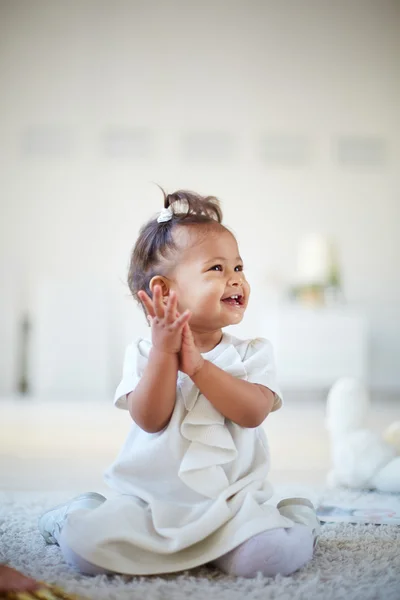 Little girl sitting on the floor — Stock Photo, Image