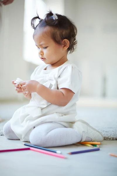 Infant playing on floor — Stock Photo, Image