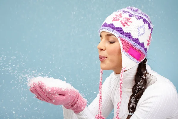 Menina soprando neve das palmas das mãos — Fotografia de Stock