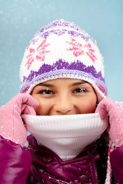Γοητευτικό κορίτσι στην ζεστό χειμωνιάτικη ένδυση — Φωτογραφία Αρχείου