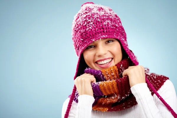 Chica en gorra de invierno de punto carmesí — Foto de Stock