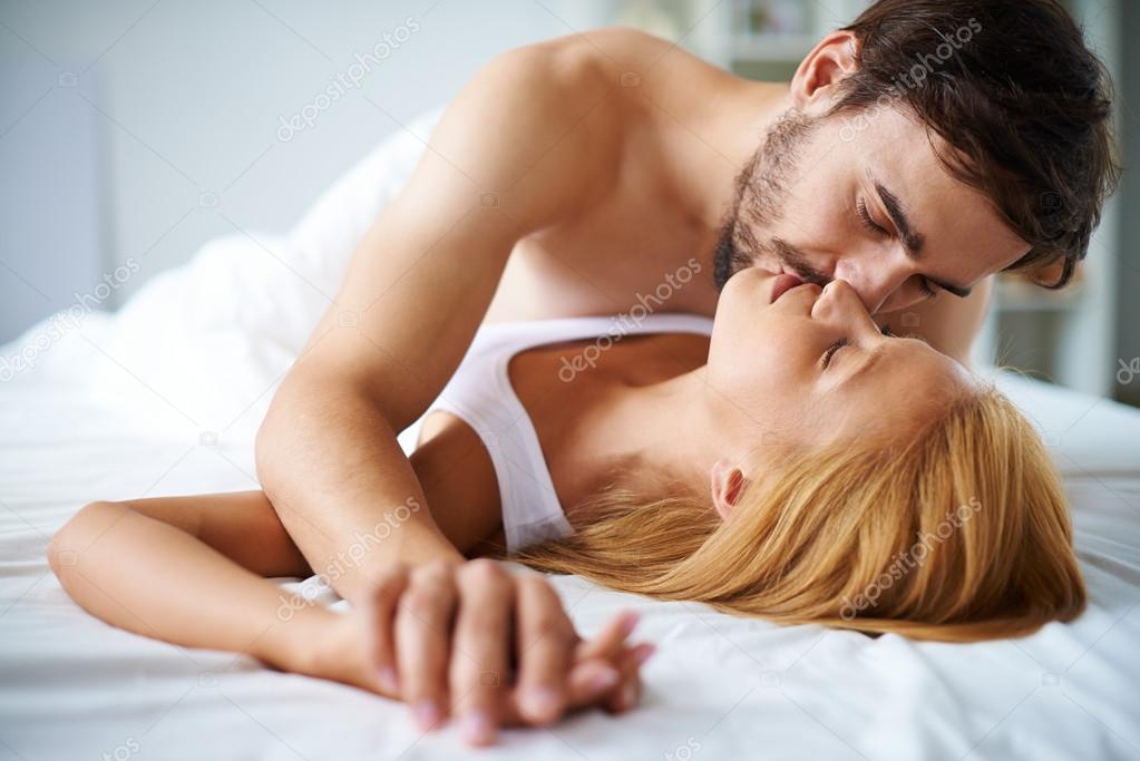 Точки возбуждения девушек. Мужчина и женщина в постели. Возбуждающие женщины. Поцелуй мужчины и женщины. Пара в постели страсть.