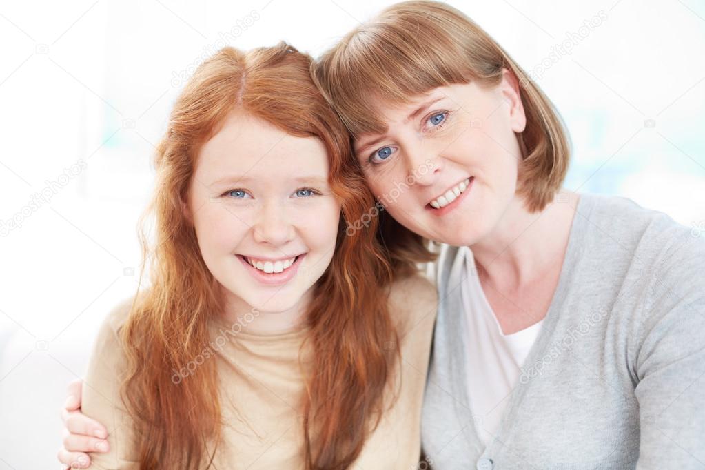  Mujer abrazando a su hija adolescente — Fotos de Stock © pressmaster ...