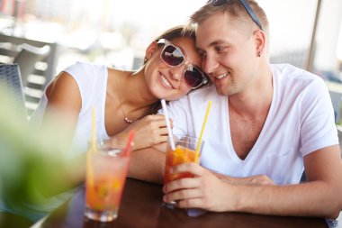 adam ve kız arkadaşı Café