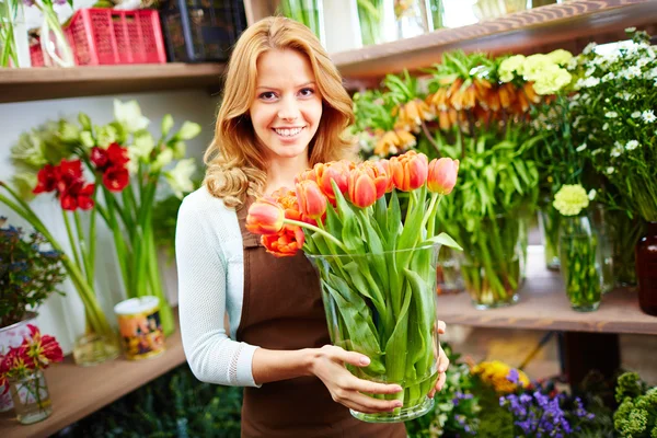 Fiorista con tulipani — Foto Stock