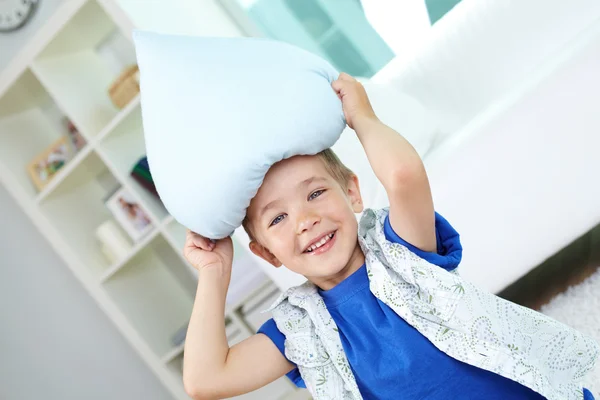 Menino brincando com travesseiro — Fotografia de Stock