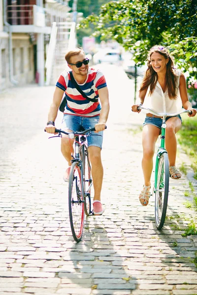 Девушка и парень на велосипеде в парке — стоковое фото