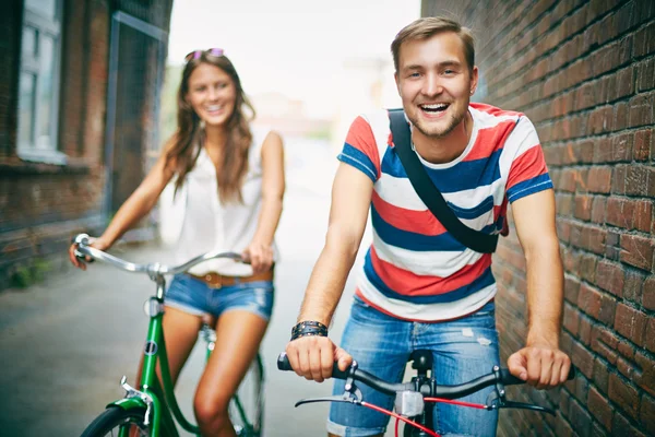 Koppel op fietsers — Stockfoto