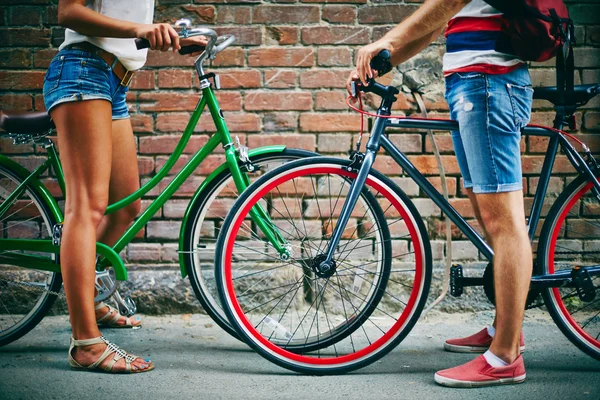 Jongen en meisje poten met fietsen — Stockfoto