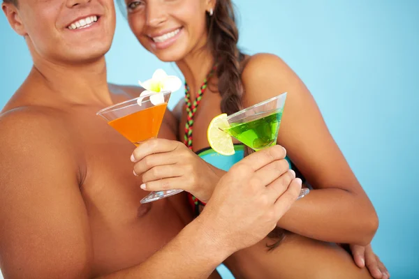 Meisje en man met cocktails — Stockfoto
