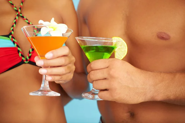 Cocktails in handen — Stockfoto