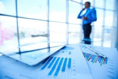 Dijital tablet ve finansal belgeler