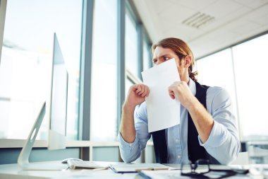 bilgisayar başında arıyor işadamı