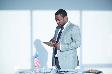 Touchpad kullanarak iş adamı