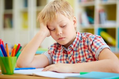 Sıkılmış öğrenci ders oturma