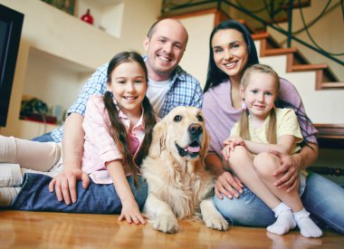 Aile köpek vasıl ev ile
