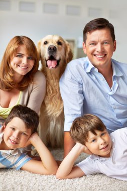 Aile ile Labrador köpek