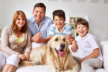 Aile ve Labrador köpek