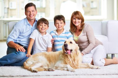 Aile ile Labrador köpek