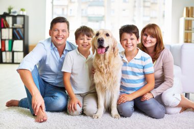 Aile ile Labrador köpek