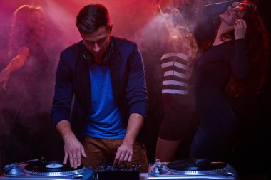 DJ gece kulübü