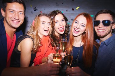 Şampanya partisi ile toasting arkadaşlar