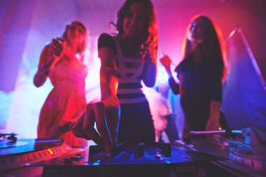 Kız Deejay donatım ayarlama