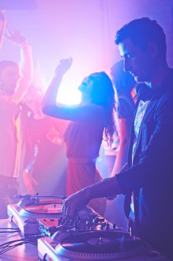 Genç DJ sesi ayarlama